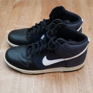 11 years old white, navy blue, and black Nike Dunk